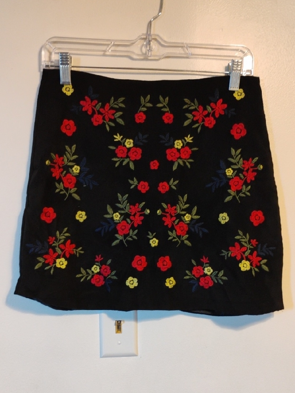 🌼 Forever 21 Yellow & Red Floral Embroidered Mini Skirt - Size Medium 🌼
